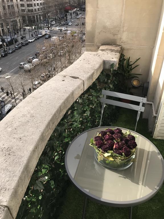 Avenue Des Champs-elysees * Paris